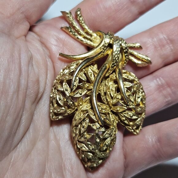 Vintage Corocraft Gold Tone Pinecone Flower Grouping Brooch - Picture 1 of 10